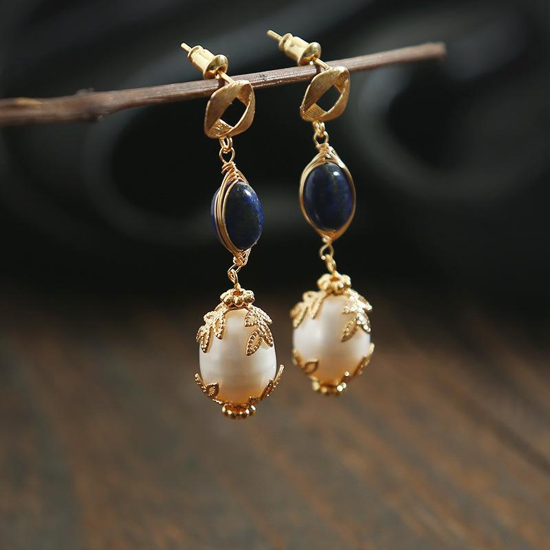 Graceful and Fashionable Hanging Pearl Earrings