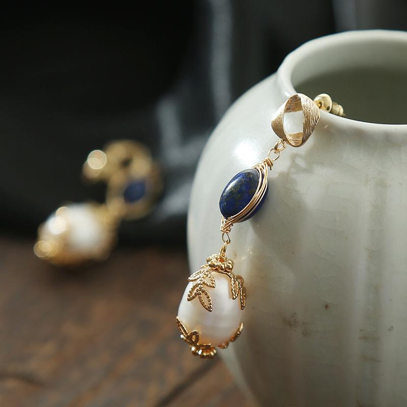 Graceful and Fashionable Hanging Pearl Earrings